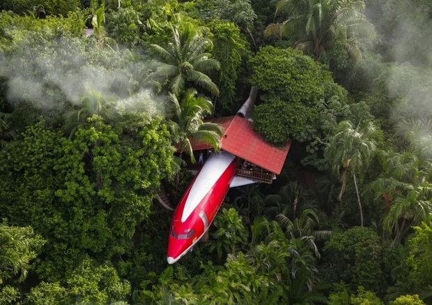 Máy bay Boeing cũ độ thành khách sạn độc nhất vô nhị giữa resort trong rừng rậm - Ảnh 1.