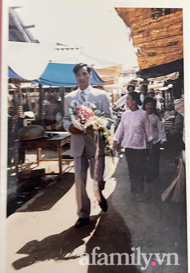 Dùng chiêu “mặt dày”, người đàn ông thành công cưa đổ cô hoa khôi 26 năm trước, sắp cưới dẫn cô dâu ra chợ Hà Đông tuyên bố chất ngất - Ảnh 3.