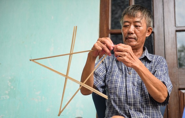 Làng truyền thống hơn 100 năm làm đèn ông sao, tất bật trước Tết Trung thu - Ảnh 4.