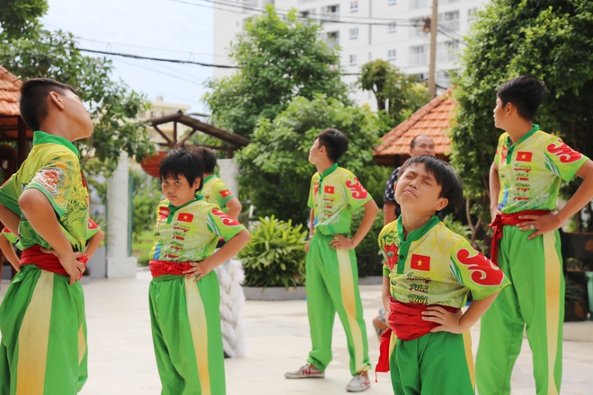 Gặp đội lân của những đứa trẻ mồ côi, trẻ lang thang giữa Sài Gòn - Ảnh 8.