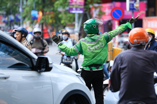  Câu chuyện phía sau hình ảnh chàng tài xế xe ôm công nghệ giúp CSGT phân luồng ở Hà Nội: Đã hiến máu và tiểu cầu hơn 100 lần - Ảnh 9.