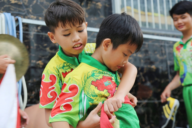 Gặp đội lân của những đứa trẻ mồ côi, trẻ lang thang giữa Sài Gòn - Ảnh 6.