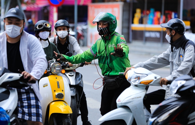  Câu chuyện phía sau hình ảnh chàng tài xế xe ôm công nghệ giúp CSGT phân luồng ở Hà Nội: Đã hiến máu và tiểu cầu hơn 100 lần - Ảnh 10.