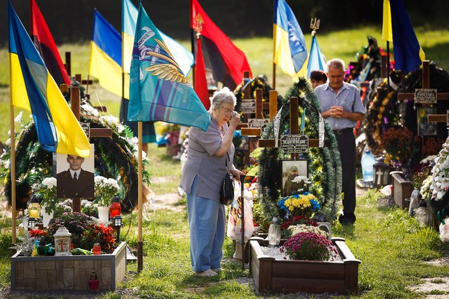 Người Ukraine đón Ngày Độc lập trong không khí ảm đạm - Ảnh 8.