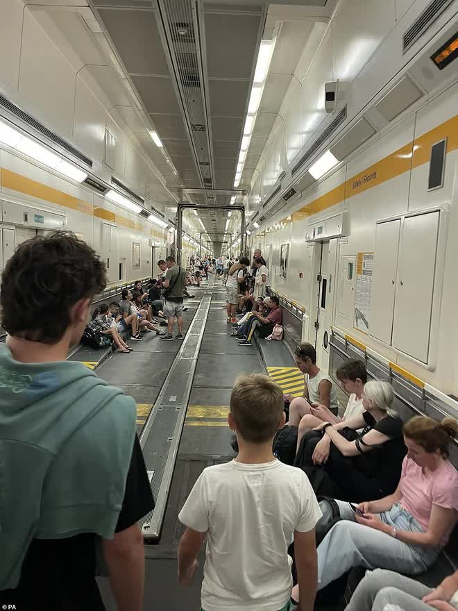 Châu Âu: Hành khách hoảng loạn, bật khóc vì bị kẹt hàng giờ trong đường hầm dưới biển - Ảnh 1.