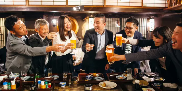 Nhật Bản khuyến khích giới trẻ uống nhiều rượu bia hơn để vực dậy nguồn thu - Ảnh 1.