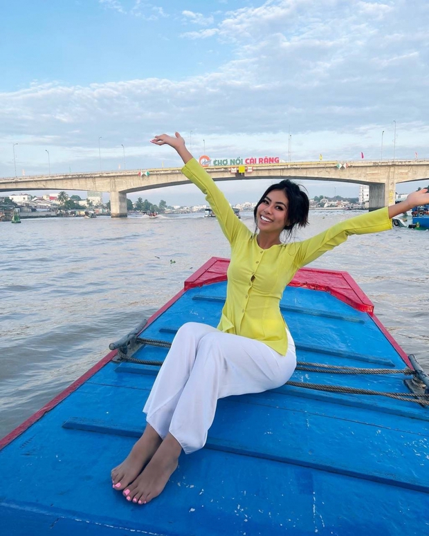 Nhan sắc bản sao Phạm Hương gây sốt tại Hoa hậu Hòa bình Việt Nam 2022 - Ảnh 2.