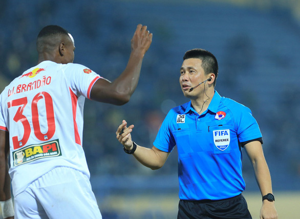 Trọng tài Ngô Duy Lân tiếp tục vắng mặt tại vòng 14 V-League - Ảnh 2.
