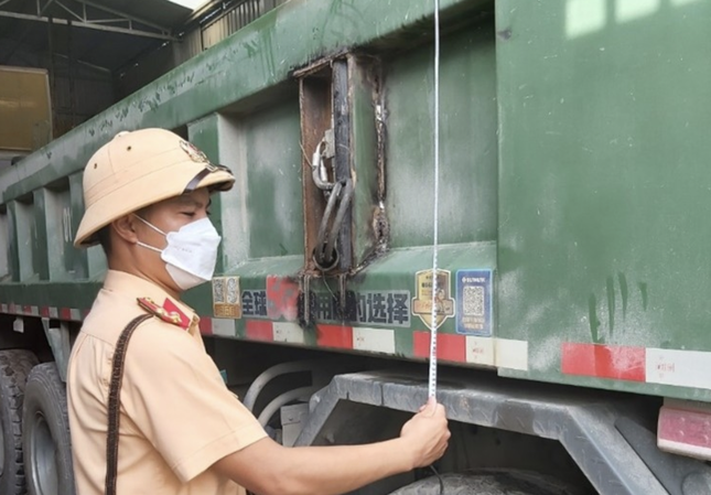 Chủ doanh nghiệp thuê ‘chim mồi canh chừng nhưng xe quá tải vẫn bị CSGT tóm gọn - Ảnh 1.