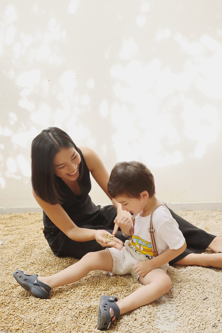 Cuộc sống làm mẹ đơn thân của MC Hoàng Oanh - Ảnh 1.