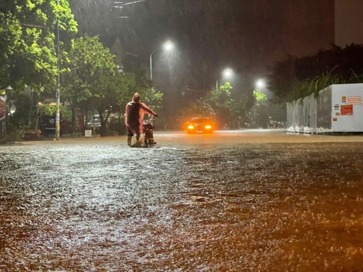 Mưa lớn, nhiều tuyến phố ở Hải Phòng, Quảng Ninh ngập trong biển nước - Ảnh 2.