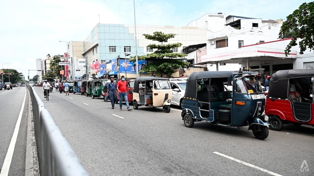 Mất vài ngày xếp hàng mua xăng bỗng trở thành cơ hội để người dân Sri Lanka kiếm bộn tiền - Ảnh 3.