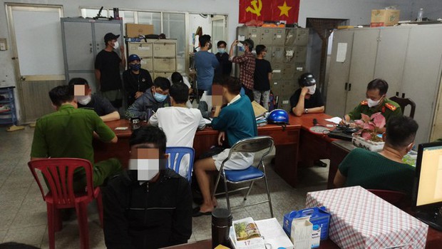 TP.HCM: Cảnh sát ra quân dẹp “chợ tình” đồng tính tại khu đô thị Thủ Thiêm - Ảnh 3.