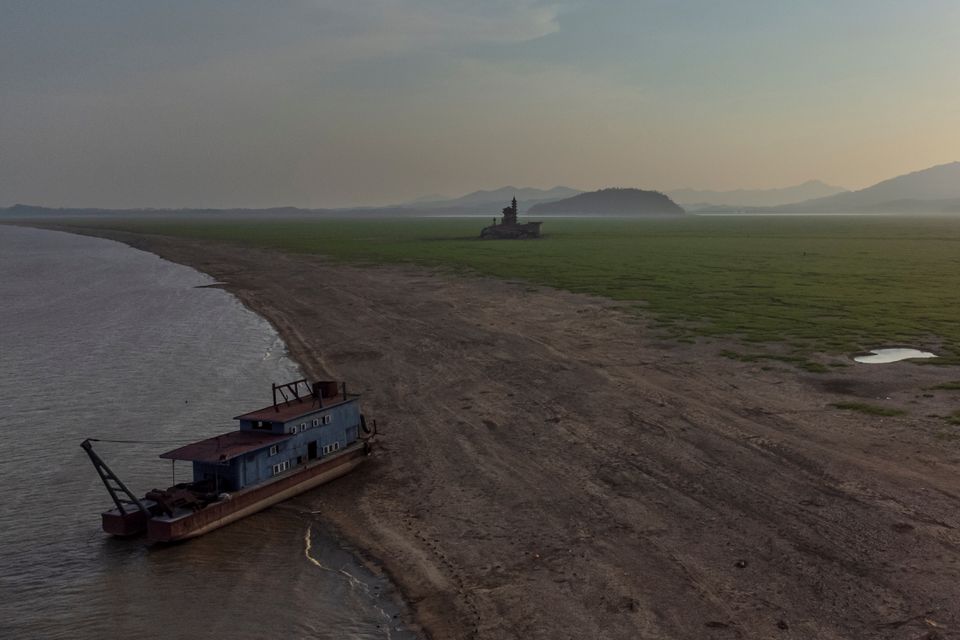 Hạn hán khiến hồ nước ngọt lớn nhất Trung Quốc khô cạn, hòn đảo 1.000 năm lộ ra hoàn toàn - Ảnh 3.