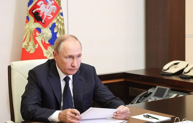 Tổng thống Putin quyết định cho người Ukraine tạm trú tại Nga vô thời hạn - Ảnh 1.
