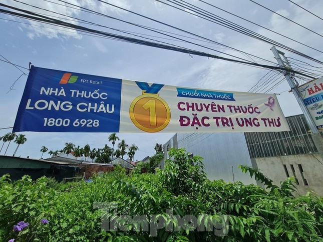 Ai cả gan treo quảng cáo Nhà thuốc Long Châu - Chuỗi nhà thuốc 1 chuyên thuốc đặc trị ung thư? - Ảnh 1.