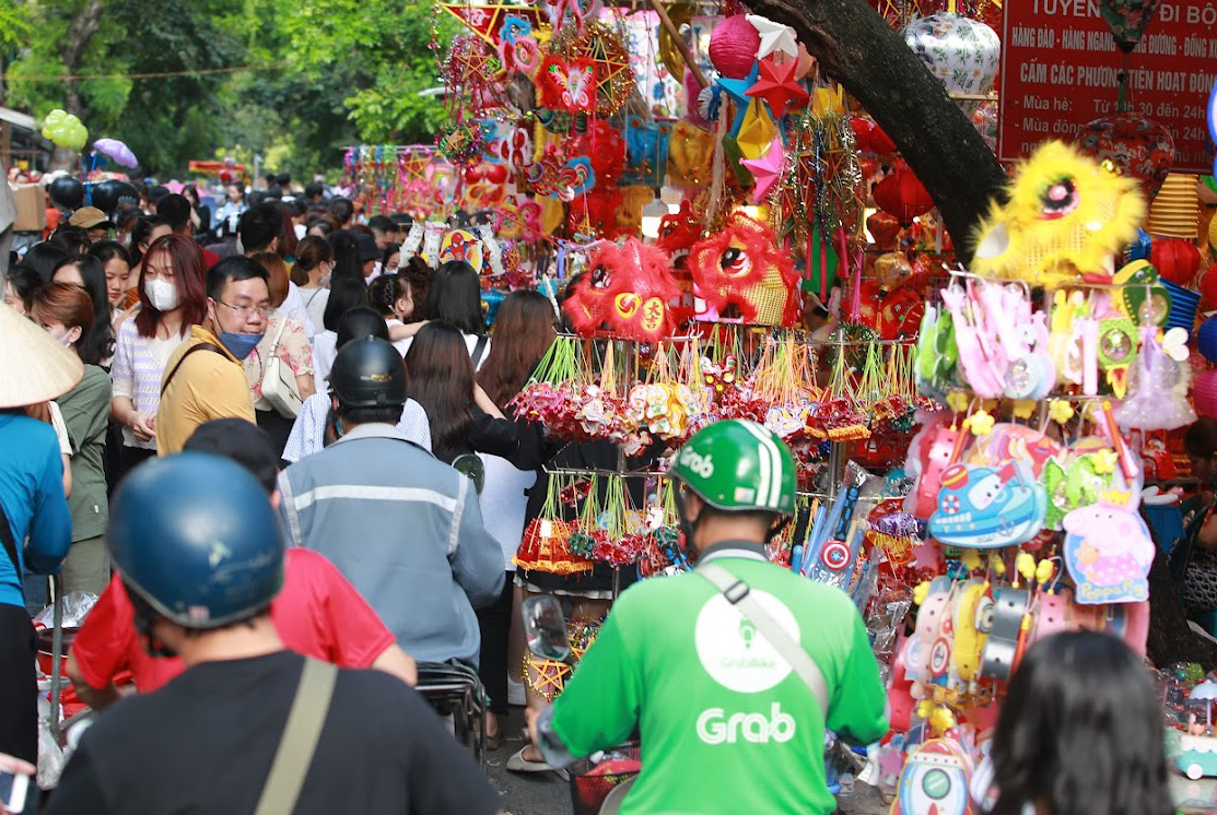 Hà Nội: Phố Hàng Mã chật kín người đổ về vui chơi trước Trung thu, trẻ em được người lớn kiệu rước đèn ông sao - Ảnh 2.