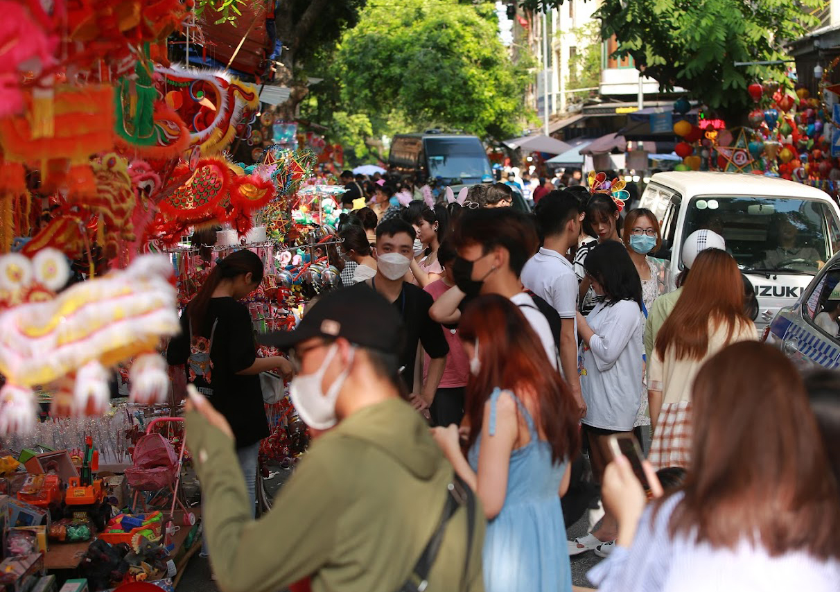 Hà Nội: Phố Hàng Mã chật kín người đổ về vui chơi trước Trung thu, trẻ em được người lớn kiệu rước đèn ông sao - Ảnh 3.