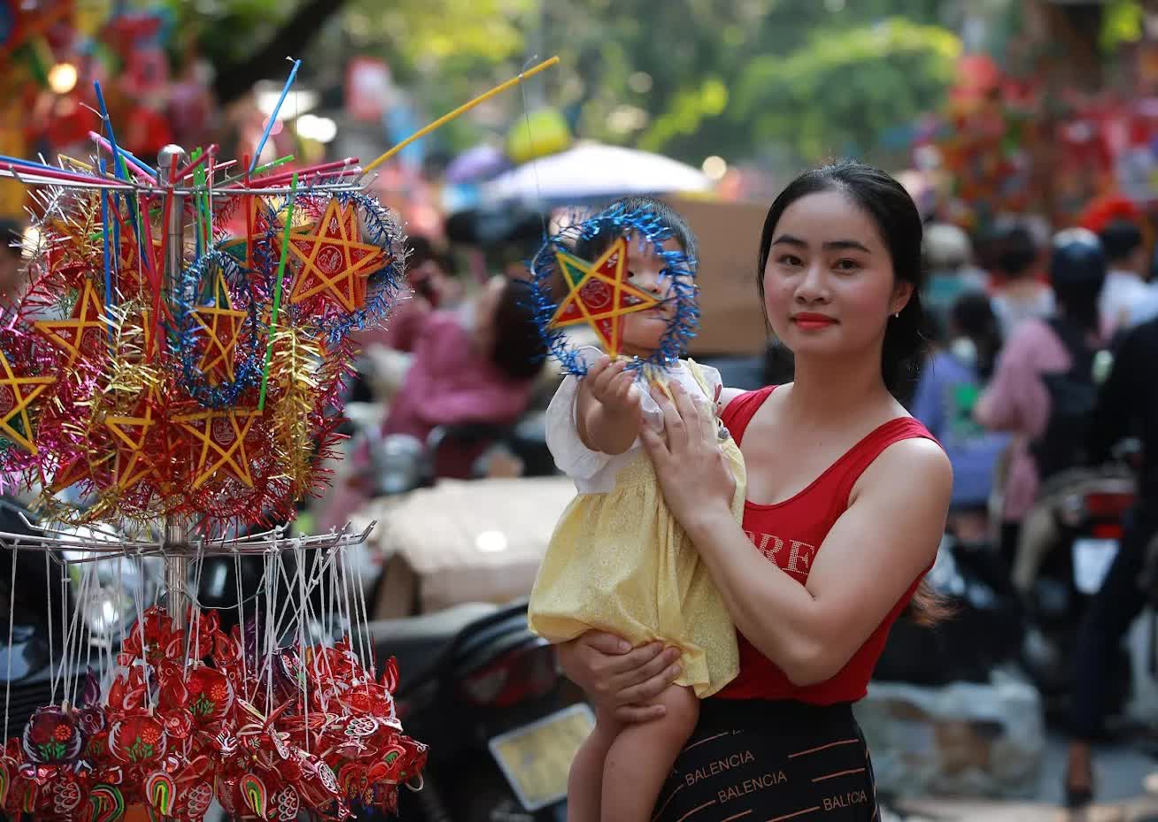 Hà Nội: Phố Hàng Mã chật kín người đổ về vui chơi trước Trung thu, trẻ em được người lớn kiệu rước đèn ông sao - Ảnh 5.