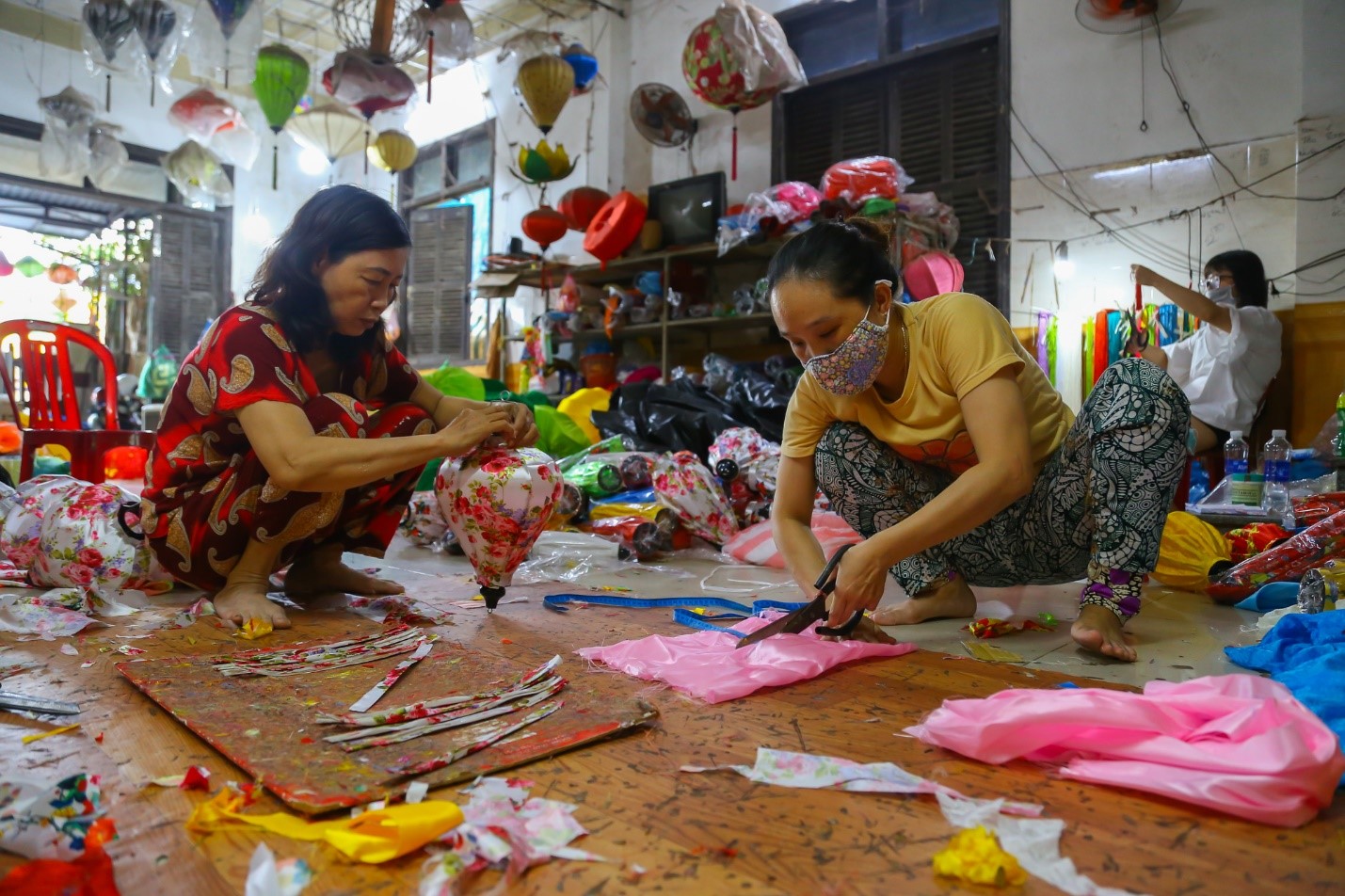 Người làm đèn lồng, đầu lân ở Hội An tất bật những ngày cận tết Trung thu - Ảnh 8.