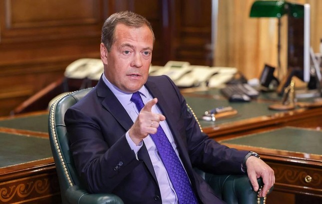 Cựu Tổng thống Nga Medvedev đưa ra cảnh báo đen tối về giá khí đốt - Ảnh 1.