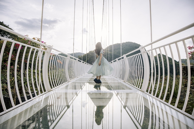 Mãn nhãn với cây cầu kính đi bộ dài nhất thế giới hùng vĩ giữa núi rừng Việt Nam - Ảnh 13.