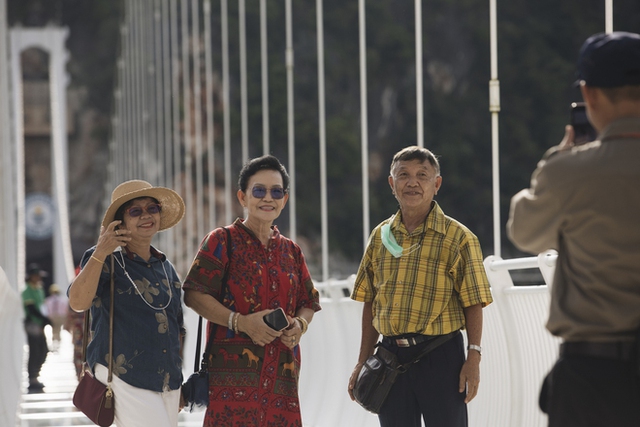 Mãn nhãn với cây cầu kính đi bộ dài nhất thế giới hùng vĩ giữa núi rừng Việt Nam - Ảnh 19.