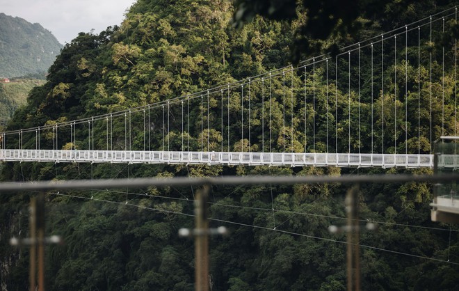 Mãn nhãn với cây cầu kính đi bộ dài nhất thế giới hùng vĩ giữa núi rừng Việt Nam - Ảnh 4.