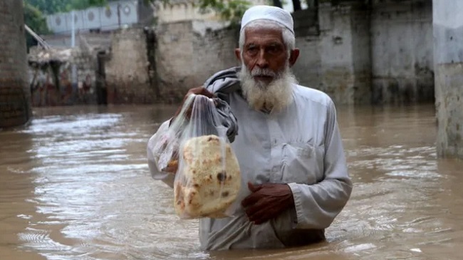 Tình cảnh tuyệt vọng của người dân Pakistan giữa dòng lũ lớn - Ảnh 7.