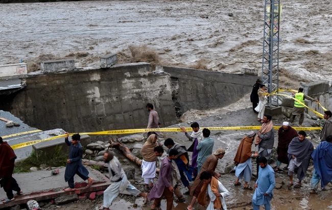 Tình cảnh tuyệt vọng của người dân Pakistan giữa dòng lũ lớn - Ảnh 9.