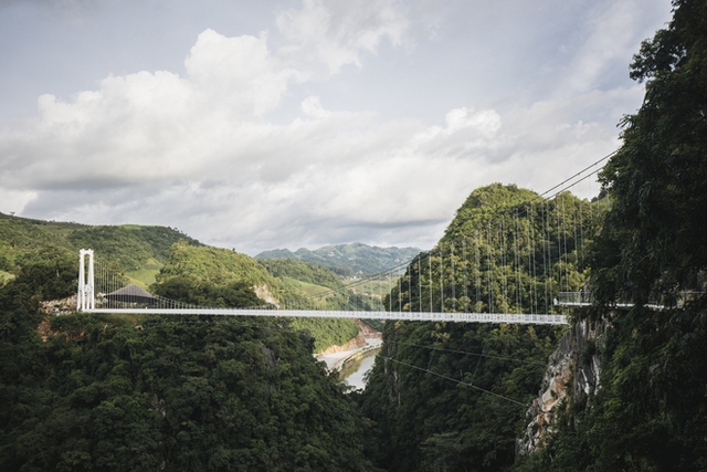 Mãn nhãn với cây cầu kính đi bộ dài nhất thế giới hùng vĩ giữa núi rừng Việt Nam - Ảnh 10.