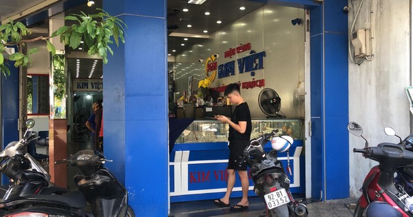 [CLIP] Táo tợn dùng búa đập tủ kính tiệm vàng ở Quảng Nam - Ảnh 2.