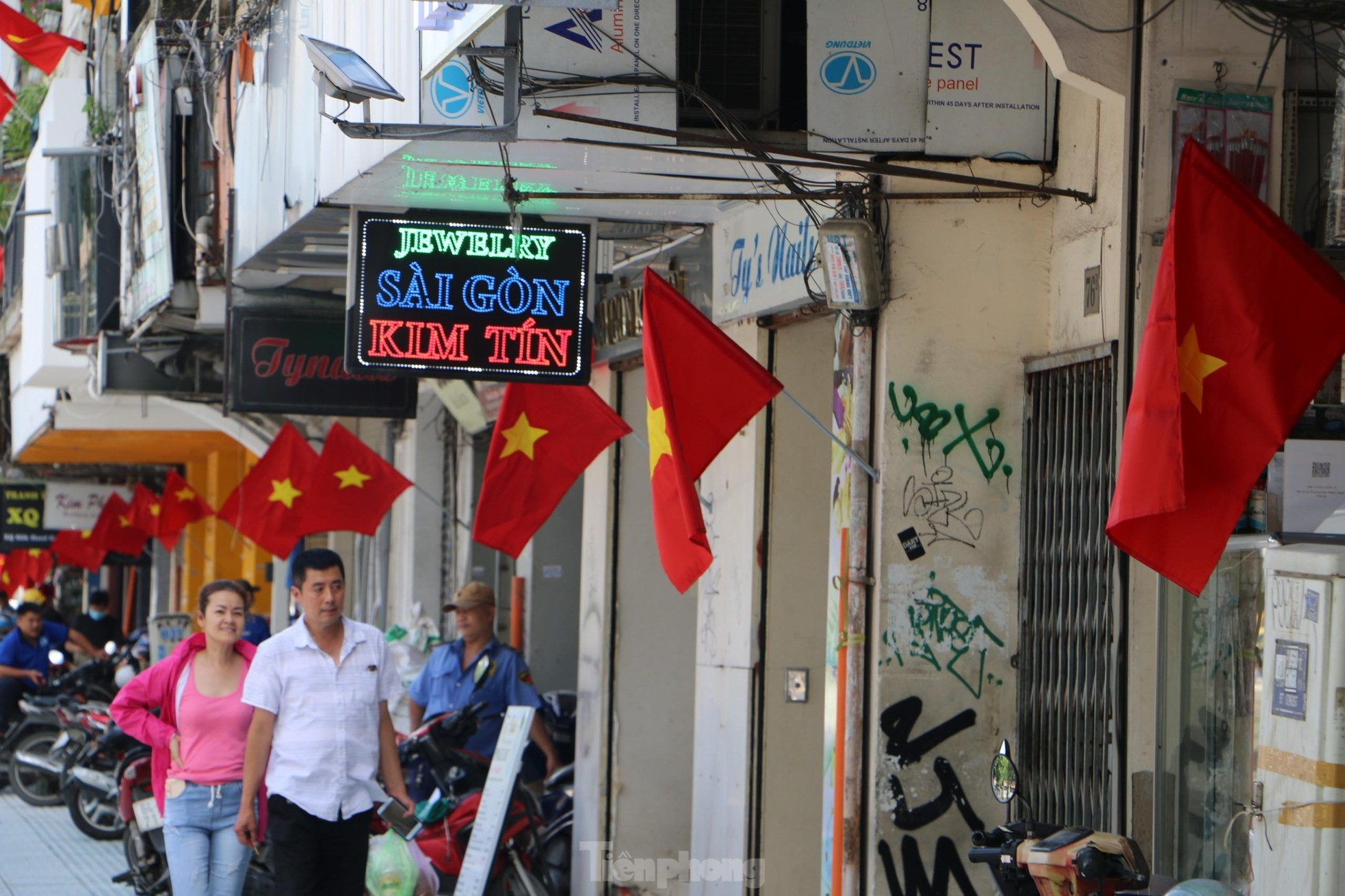 Đường phố TPHCM rực rỡ cờ hoa chào mừng Tết độc lập - Ảnh 9.