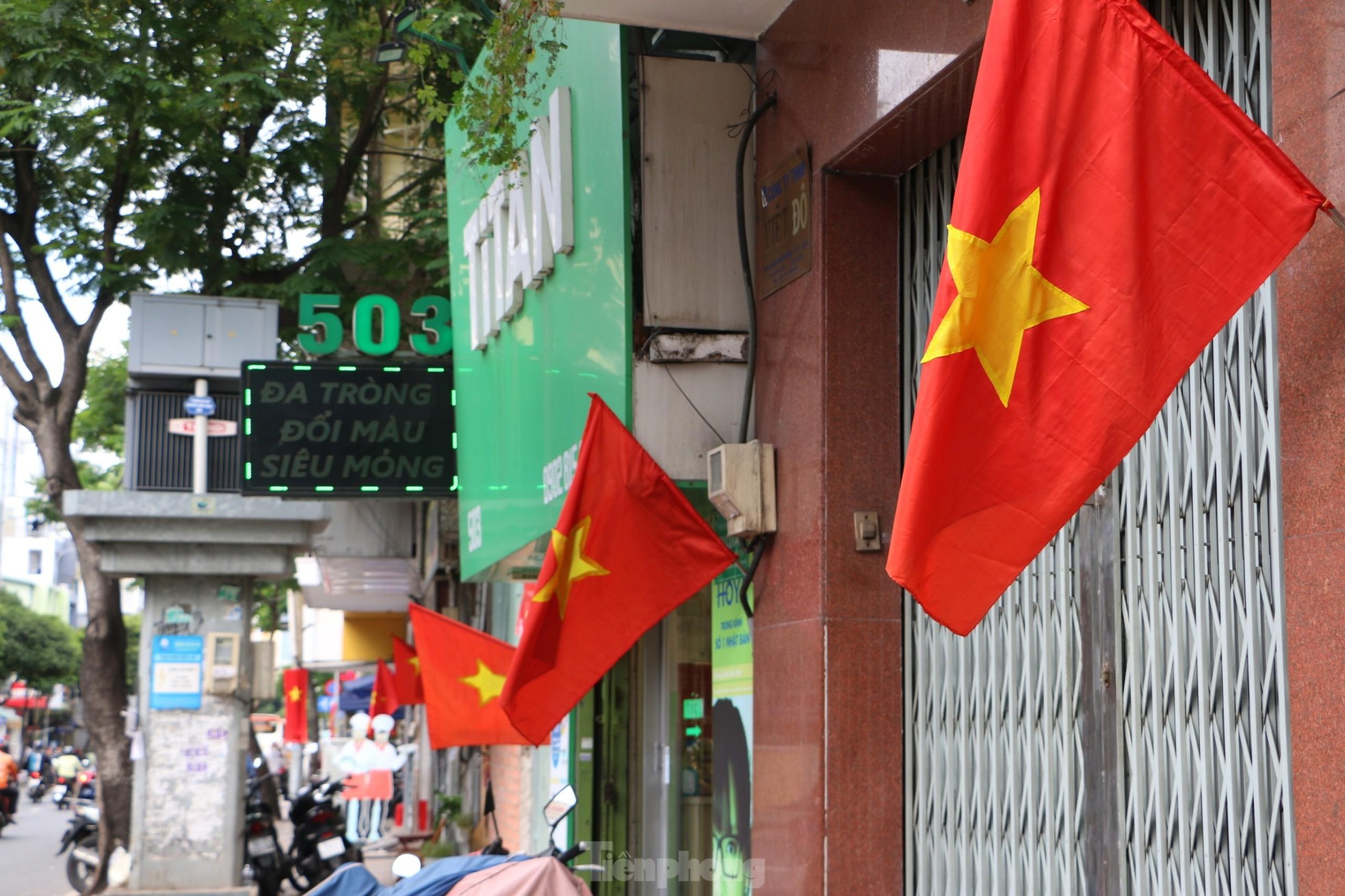 Đường phố TPHCM rực rỡ cờ hoa chào mừng Tết độc lập - Ảnh 6.