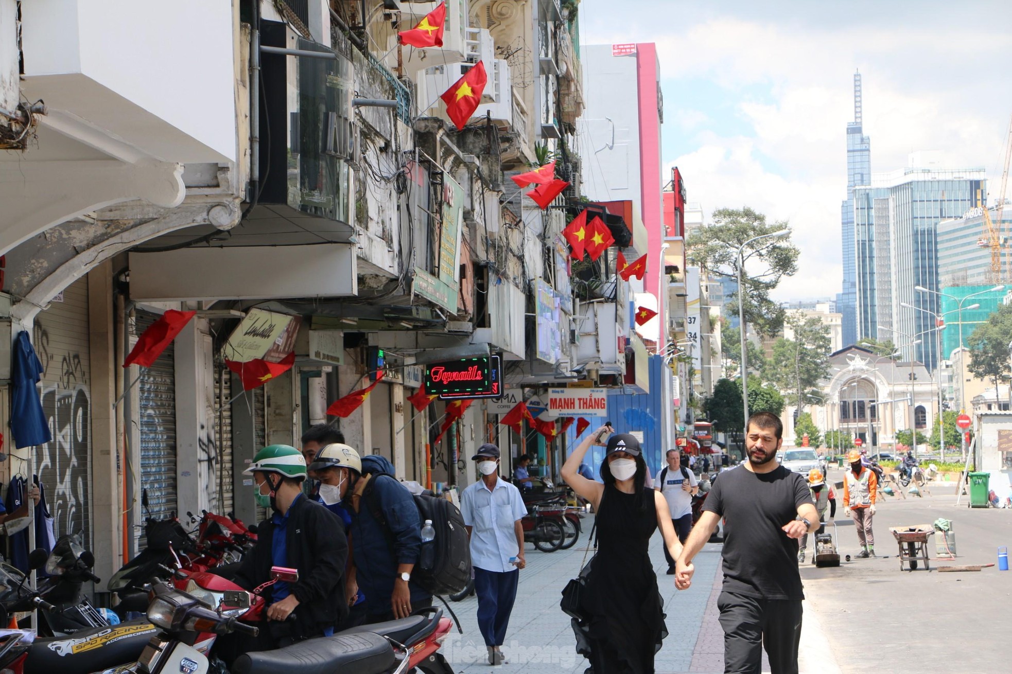 Đường phố TPHCM rực rỡ cờ hoa chào mừng Tết độc lập - Ảnh 8.
