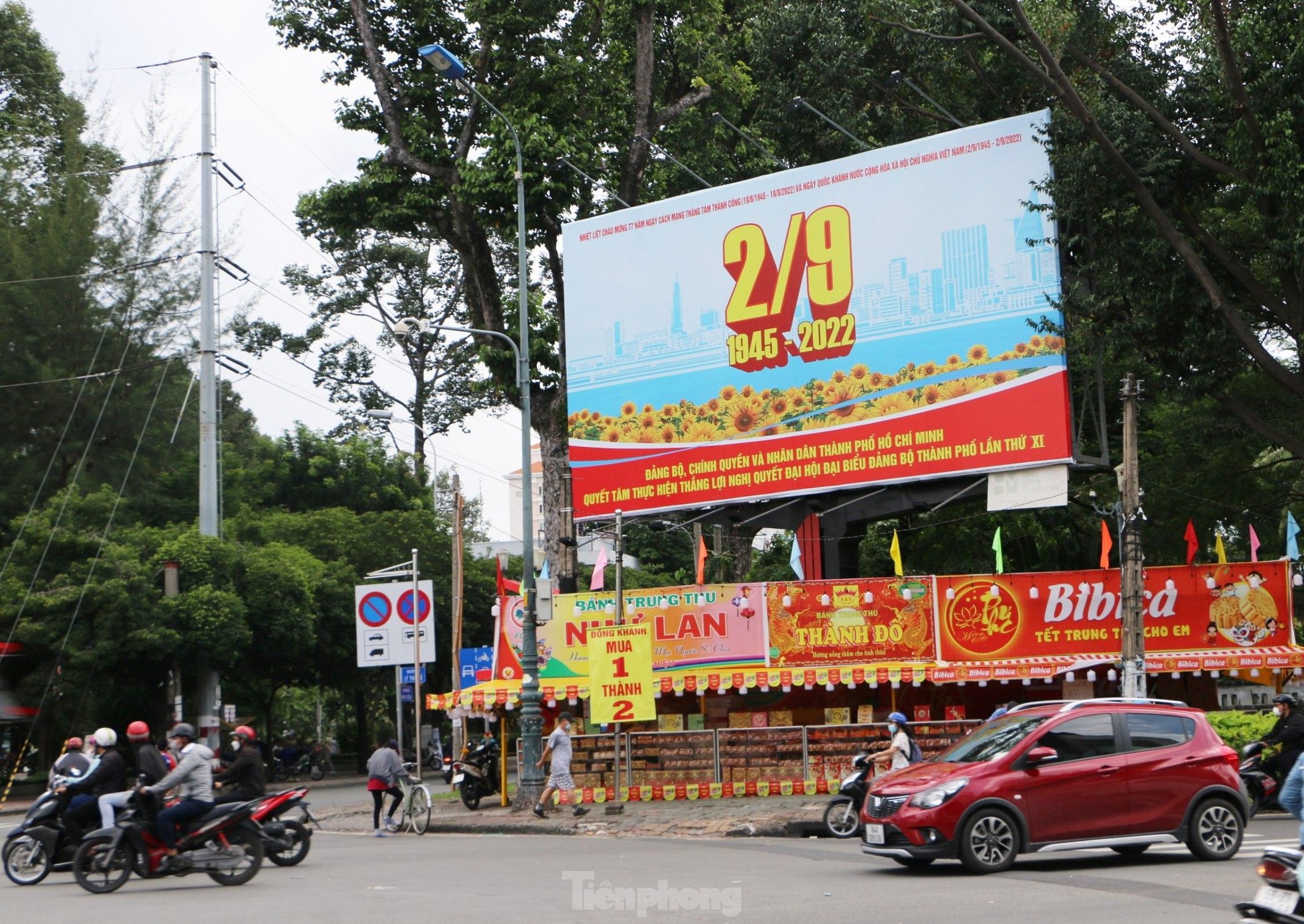 Đường phố TPHCM rực rỡ cờ hoa chào mừng Tết độc lập - Ảnh 5.