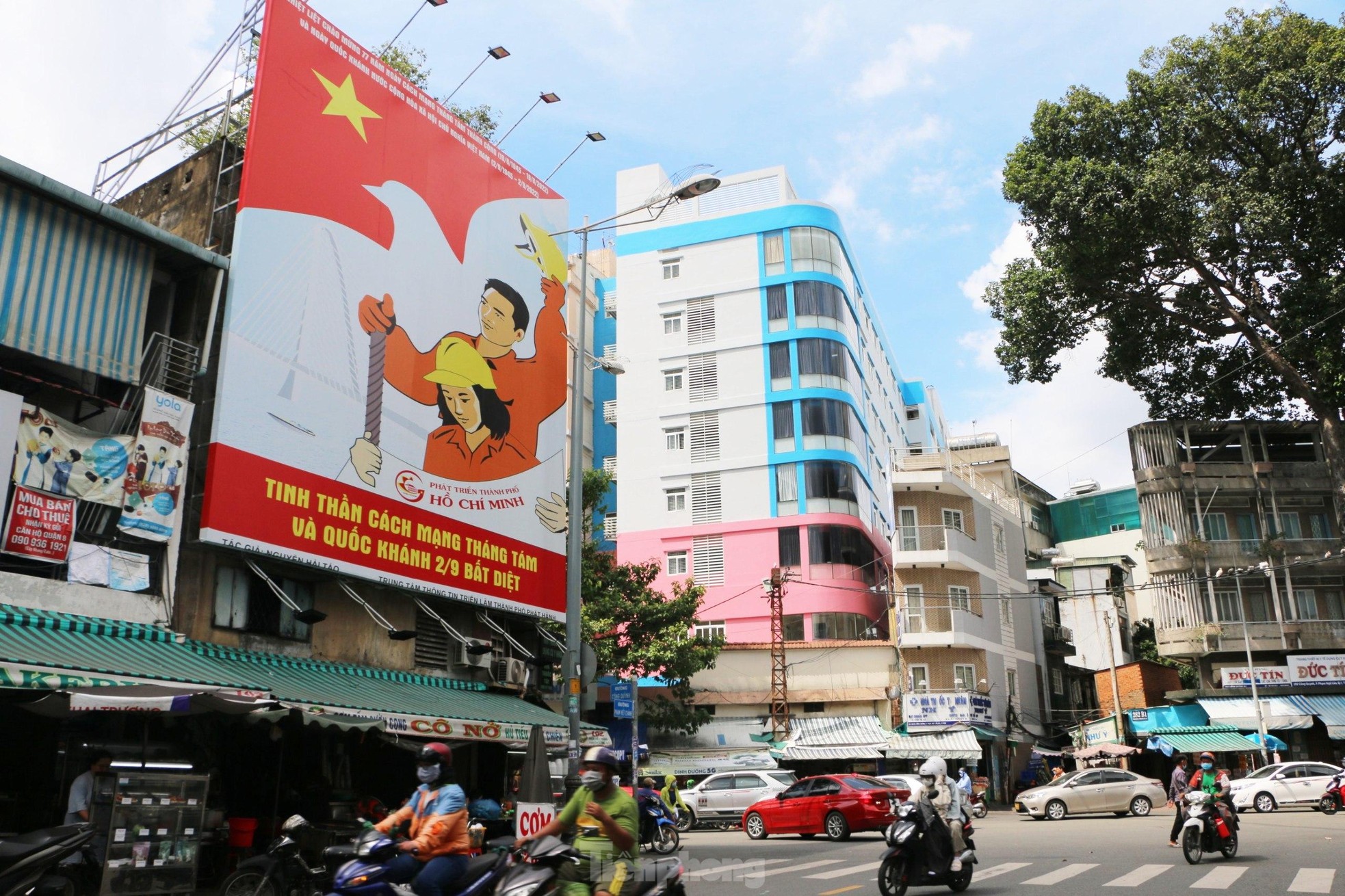 Đường phố TPHCM rực rỡ cờ hoa chào mừng Tết độc lập - Ảnh 3.