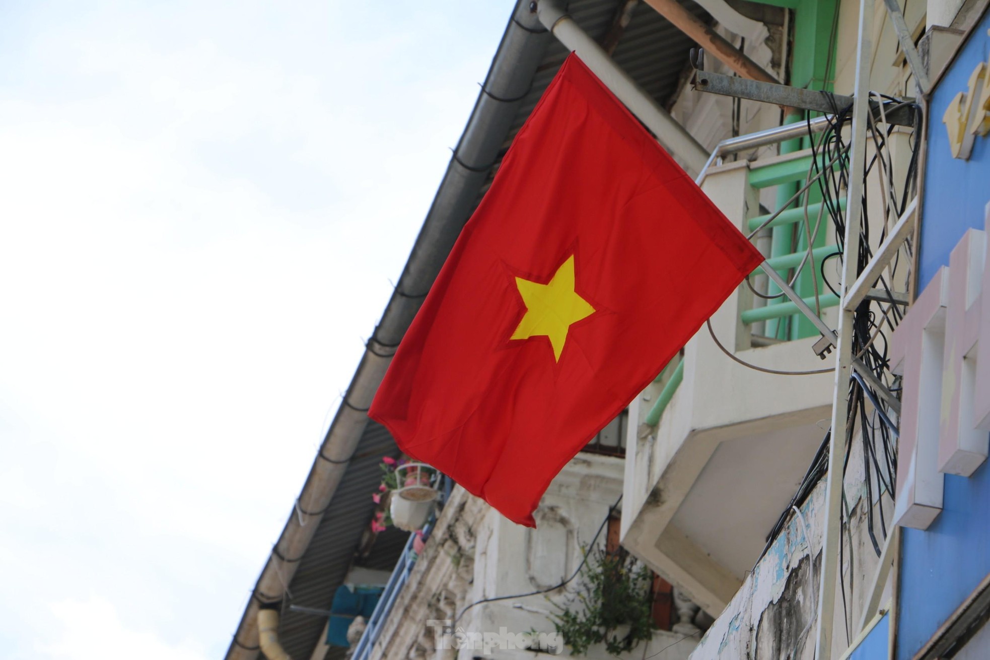 Đường phố TPHCM rực rỡ cờ hoa chào mừng Tết độc lập - Ảnh 7.