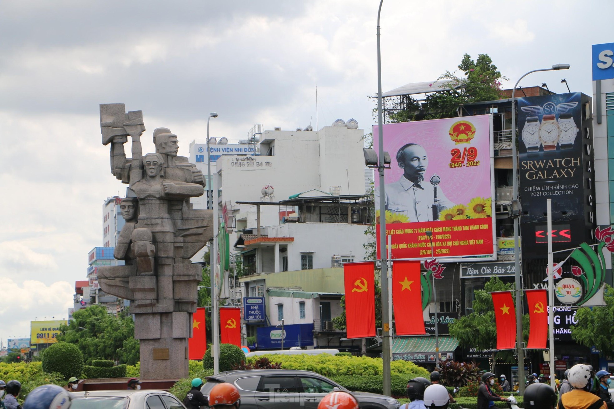 Đường phố TPHCM rực rỡ cờ hoa chào mừng Tết độc lập - Ảnh 2.