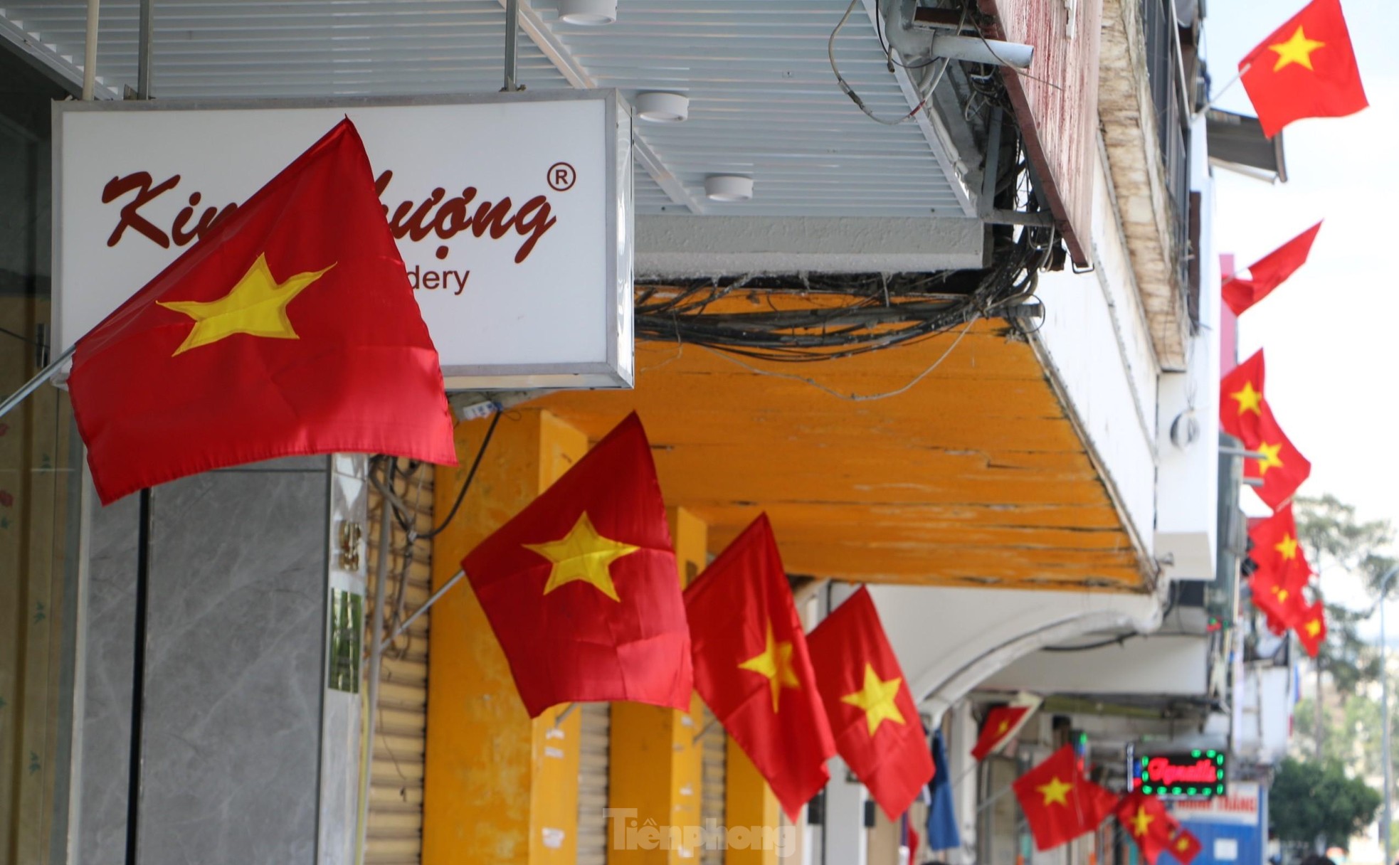 Đường phố TPHCM rực rỡ cờ hoa chào mừng Tết độc lập - Ảnh 10.