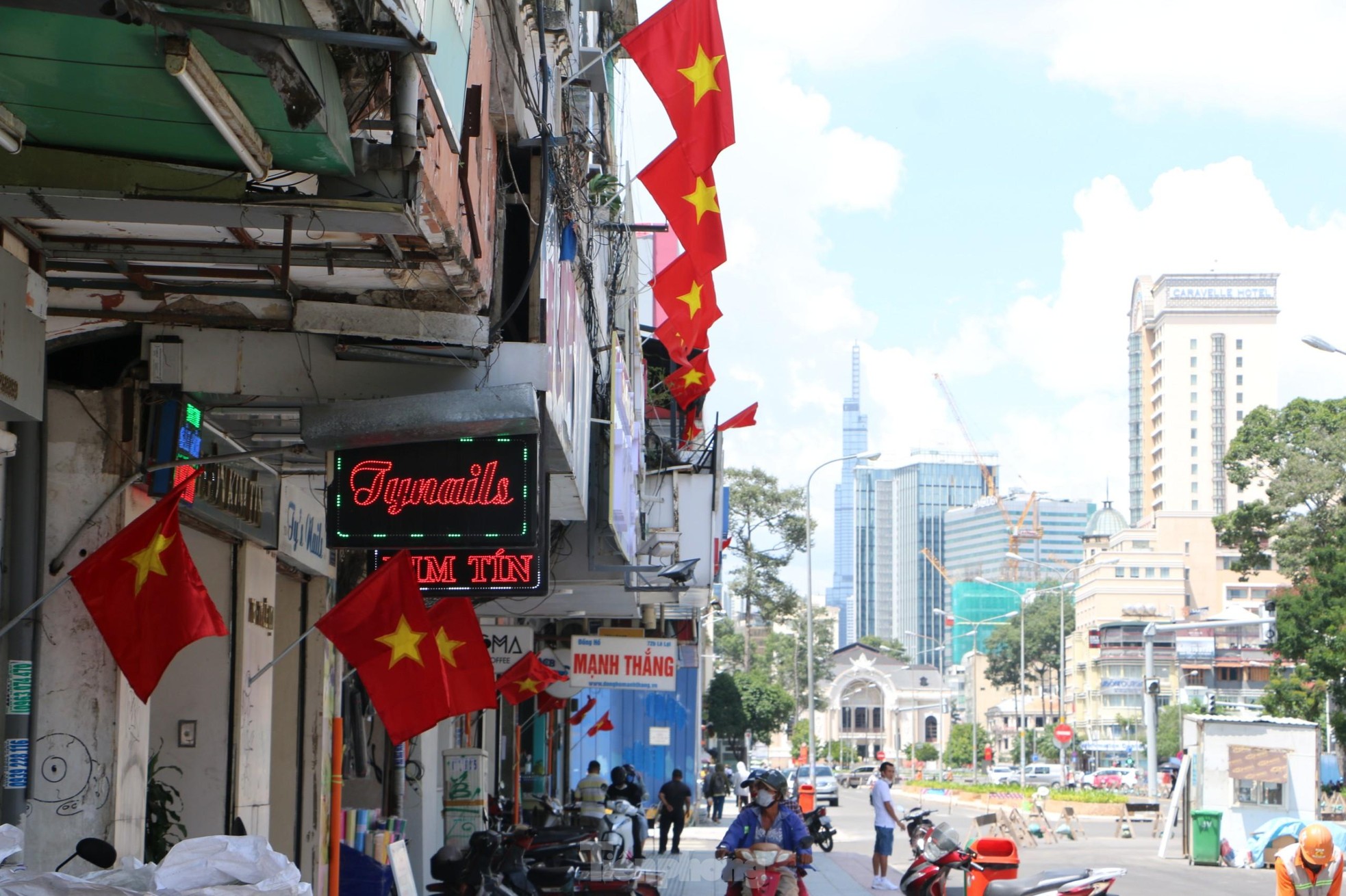 Đường phố TPHCM rực rỡ cờ hoa chào mừng Tết độc lập - Ảnh 1.