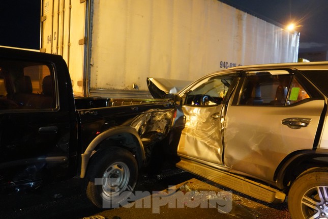  Hình ảnh ô tô bẹp dúm, nằm ngổn ngang sau vụ tai nạn liên hoàn trên cao tốc  - Ảnh 2.