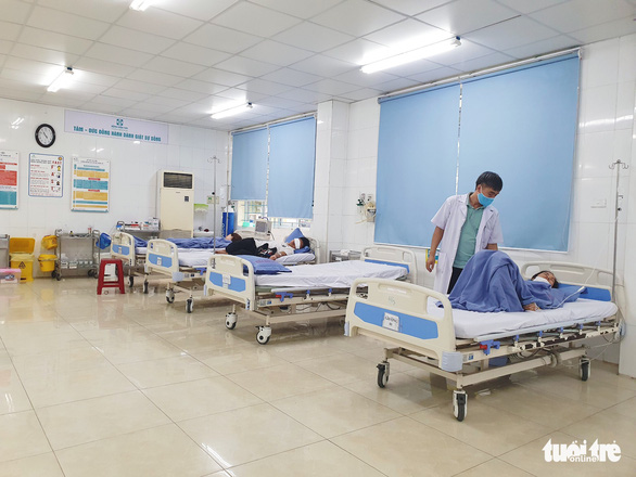 Đoàn khách 100 người từ Hà Nội vào Đà Nẵng du lịch, 24 người vào viện do ngộ độc - Ảnh 1.