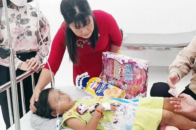 Bé gái 7 tuổi ở Bình Phước bị cha dượng bạo hành đã được cha ruột đón về nuôi  - Ảnh 1.