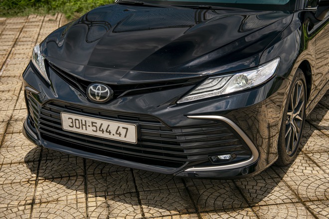 Chốt Toyota Camry trong 15 phút, Giám đốc 8X đánh giá: ‘Ngồi sau sướng thật, cầm vô lăng còn bất ngờ hơn’ - Ảnh 17.