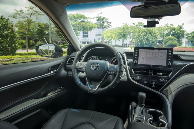 Chốt Toyota Camry trong 15 phút, Giám đốc 8X đánh giá: ‘Ngồi sau sướng thật, cầm vô lăng còn bất ngờ hơn’ - Ảnh 23.