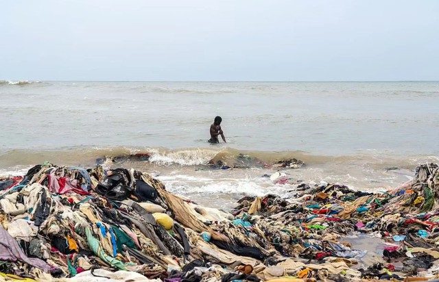 Sốc với hình ảnh rác thải nhựa từ thời trang nhanh đang hàng ngày làm ô nhiễm đại dương - Ảnh 5.