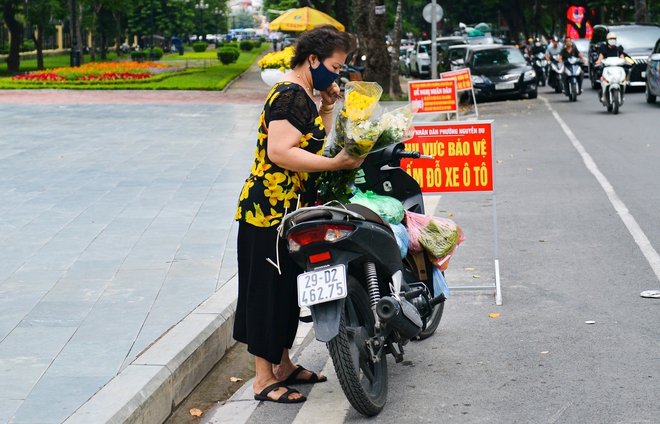 Ảnh, clip: Người dân Hà Nội đội nắng đến tượng đài Công an nhân dân đặt hoa tưởng niệm 3 chiến sĩ PCCC hy sinh - Ảnh 6.