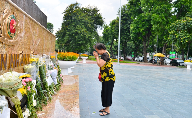 Ảnh, clip: Người dân Hà Nội đội nắng đến tượng đài Công an nhân dân đặt hoa tưởng niệm 3 chiến sĩ PCCC hy sinh - Ảnh 9.