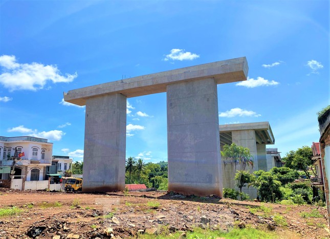 Đại lộ nghìn tỷ ngổn ngang trước ngày thông tuyến: Chủ đầu tư, nhà thầu nói gì? - Ảnh 2.